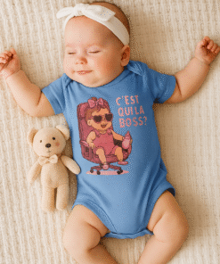 Bébé fille en body bleu Lynonis "C’est qui la Boss ?" endormie avec son doudou