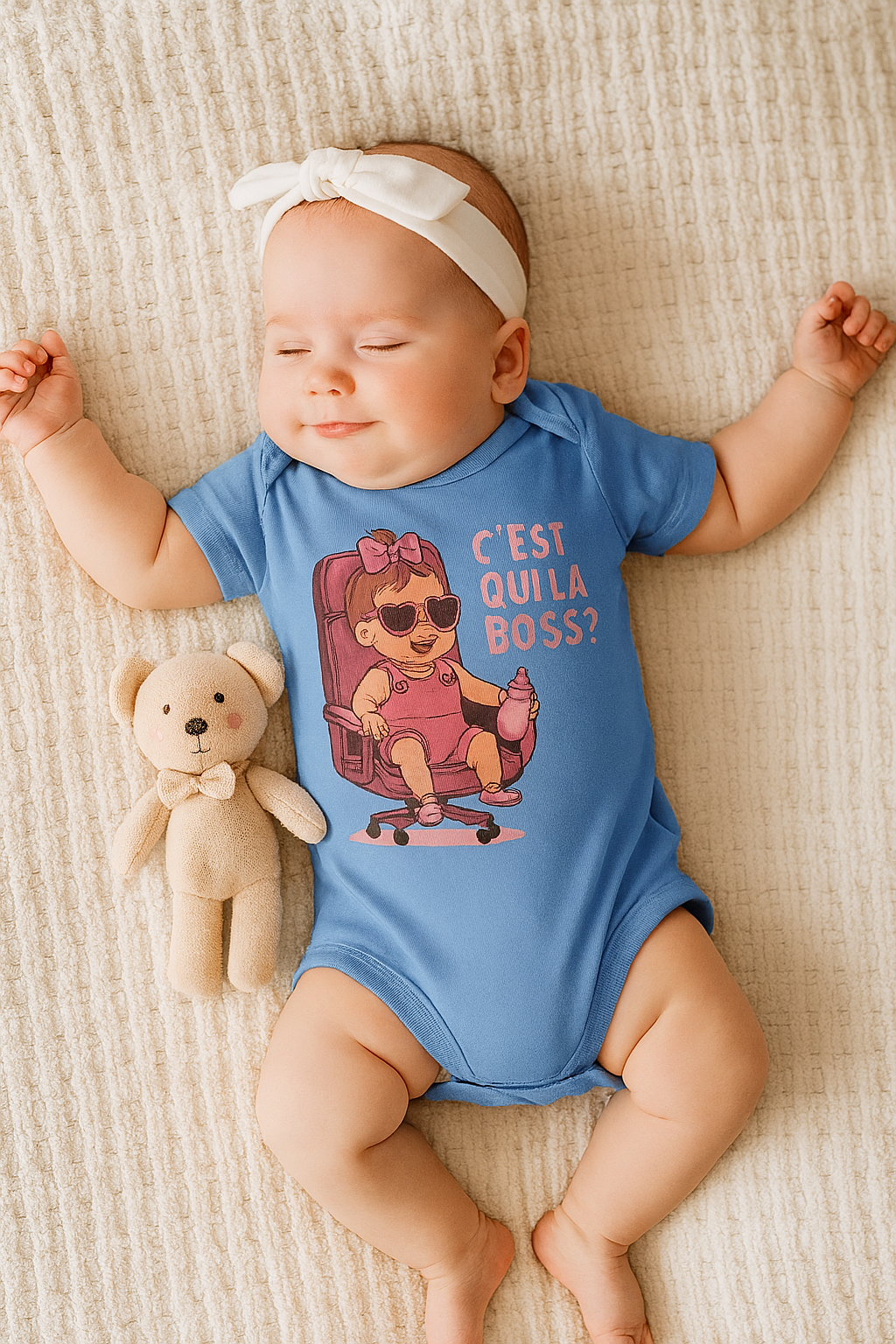 Bébé fille en body bleu Lynonis "C’est qui la Boss ?" endormie avec son doudou