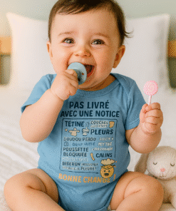 Bébé en body bleu Lynonis "Pas livré avec une notice" tenant une tétine et un jouet