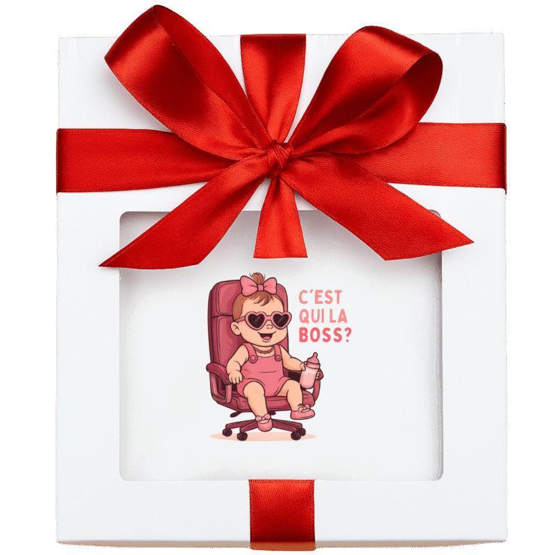Coffret cadeau bébé Lynonis avec body fille « C’est qui la Boss ? », emballé dans une élégante boîte blanche avec ruban rouge.