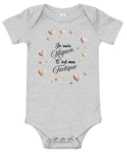 Body bébé garçon gris clair humour – Je suis mignon, c’est ma tactique