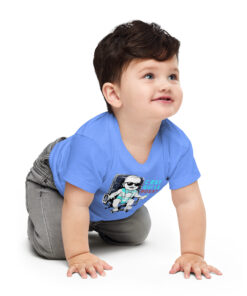 Bébé portant T-shirt bleu humour garçon – C’est qui le Boss ? – en position à quatre pattes