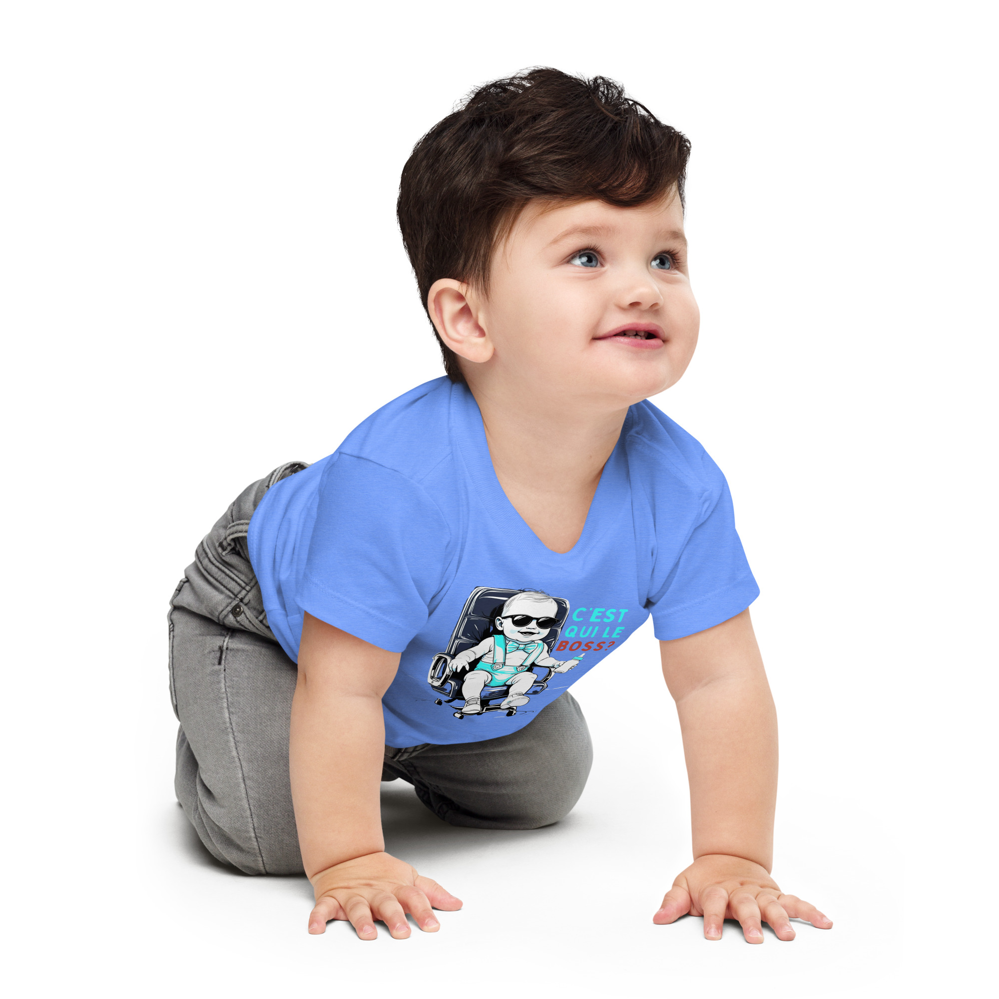 Bébé portant T-shirt bleu humour garçon – C’est qui le Boss ? – en position à quatre pattes