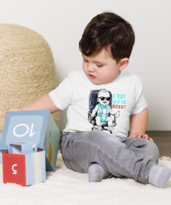 Mockup bébé portant T-shirt humour “C’est qui le Boss ?” en jouant